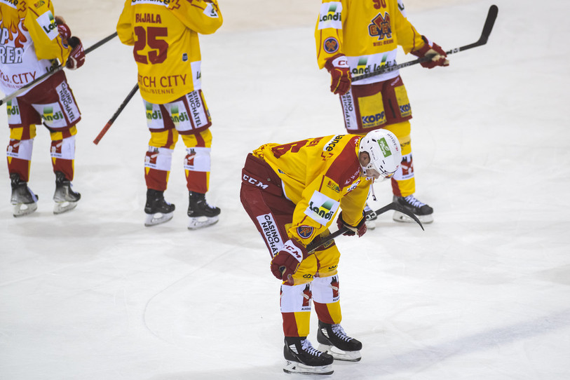 Le HC Bienne s’incline pour la deuxième fois du week-end contre Genève-Servette. (Photo : KEYSTONE/Martial Trezzini)
