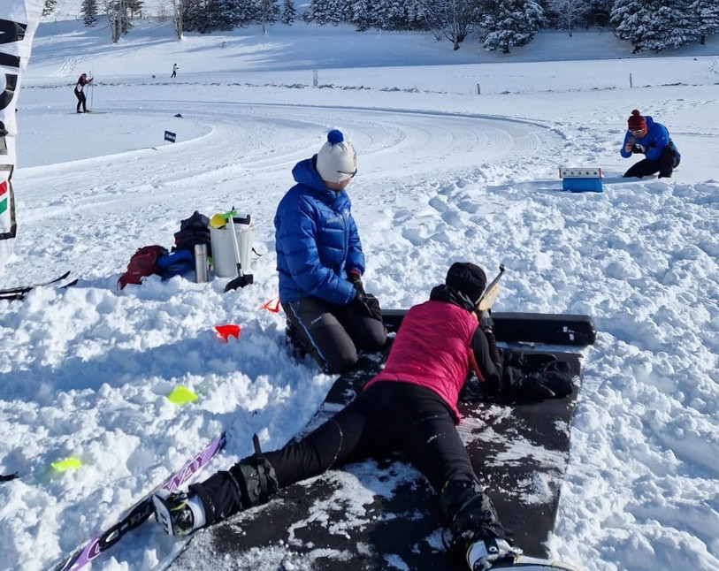 Les participants ont eu l'occasion de s'essayer au biathlon peut avant l'arrivée du Raid Blanc samedi. (photo : NeuchAventure)