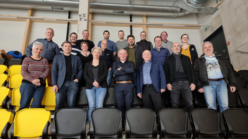 Les maires du SIDP posent à la patinoire. Photo: SIDP