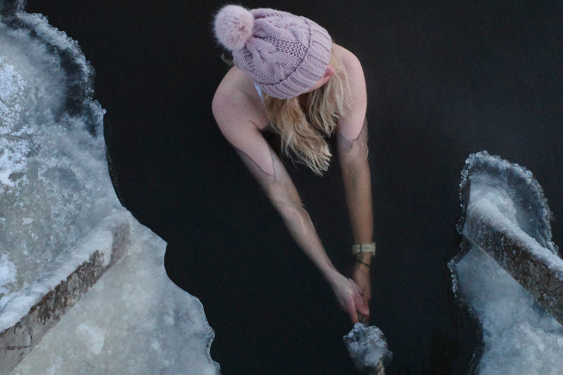 Le froid ne décourage pas les adeptes de la baignade en eau glacée. (Image d'illustration libre de droits).
