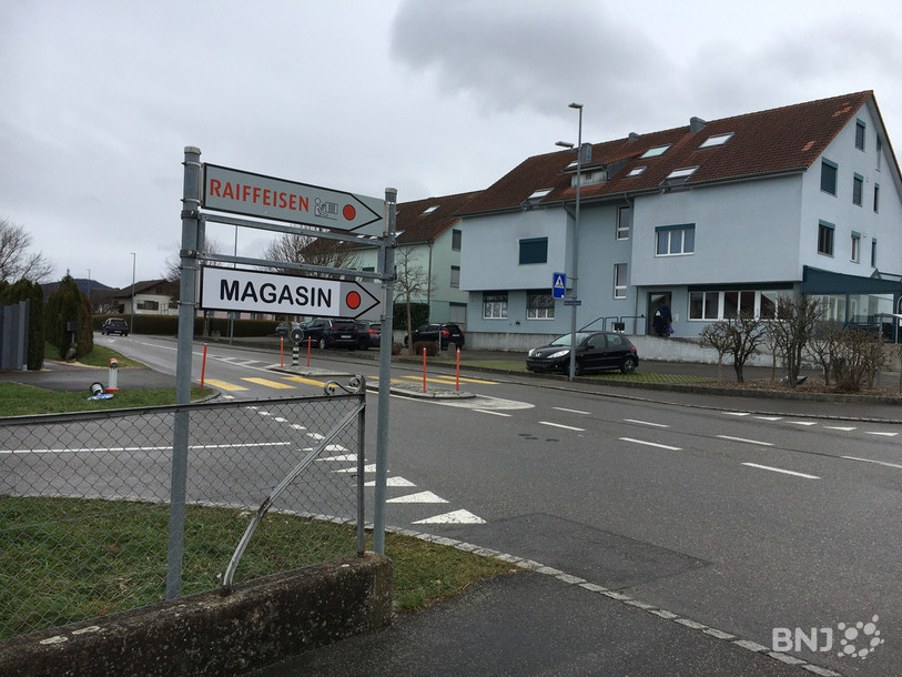 Le panneau indiquant un bancomat n'est plus d'actualité dans le village de Cornol.
