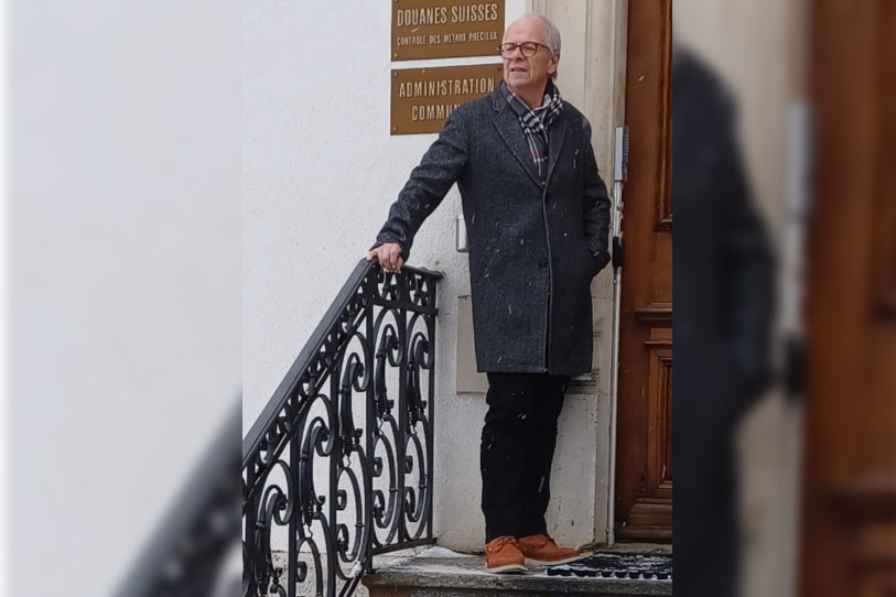 Gabriel Martinoli devant la mairie à la tête de laquelle il a été élu tacitement l'automne dernier (photo : Gabriel Martinoli).