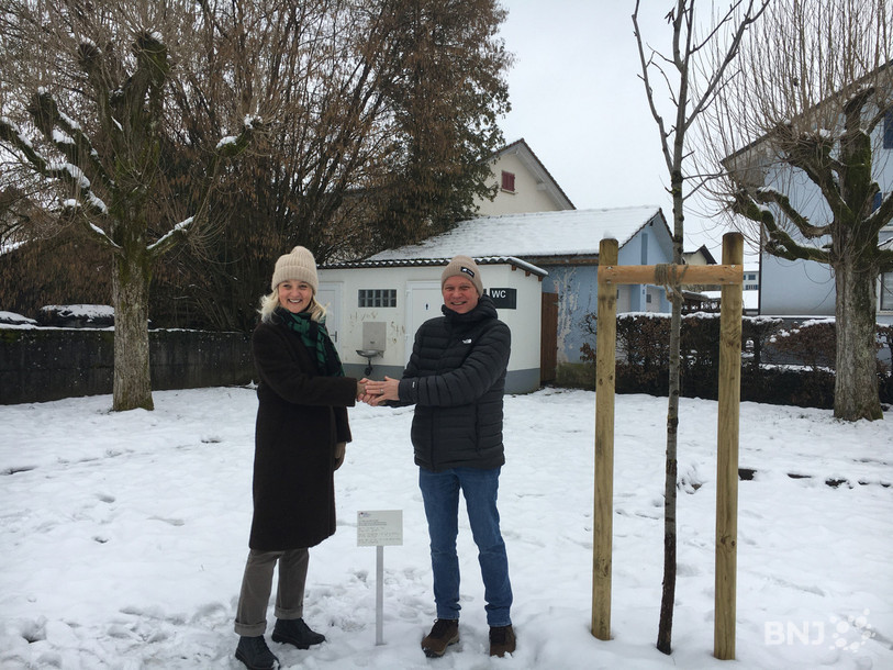 Chantal Gerber, conseillère municipale en charge de l'équipement, remercie Gabriel Friche, président de la section jurassienne de la FSA.