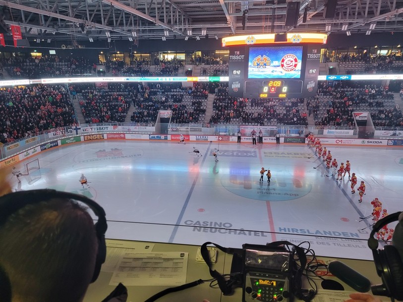 La vue sur la glace de la Tissot Arena depuis la place de commentateur de RJB.