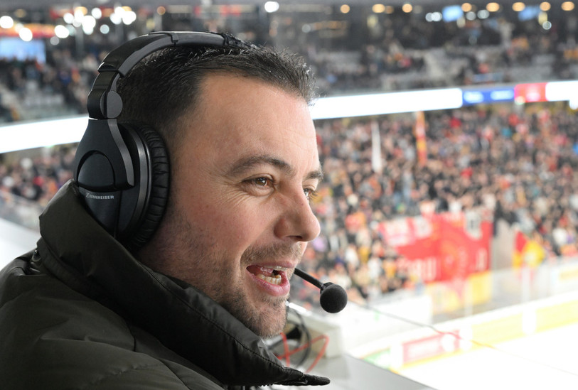 Raphaël Chalverat fait partie des journalistes qui commentent également les matchs du HC Bienne. (Photo : Georges Henz)