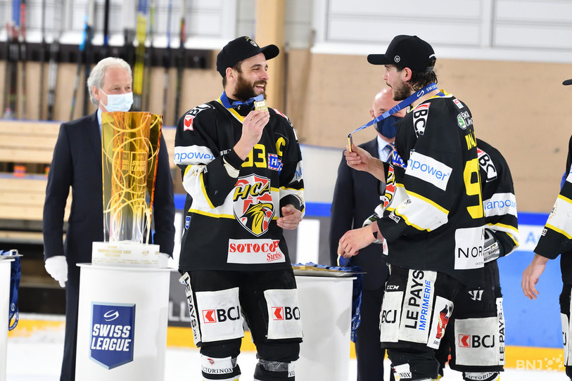 Jordane Hauert (à gauche), ici lors du titre de champion de Swiss League et de la promotion en National League en 2021, mettra un terme à sa carrière à la fin de la saison (photo : Georges Henz).