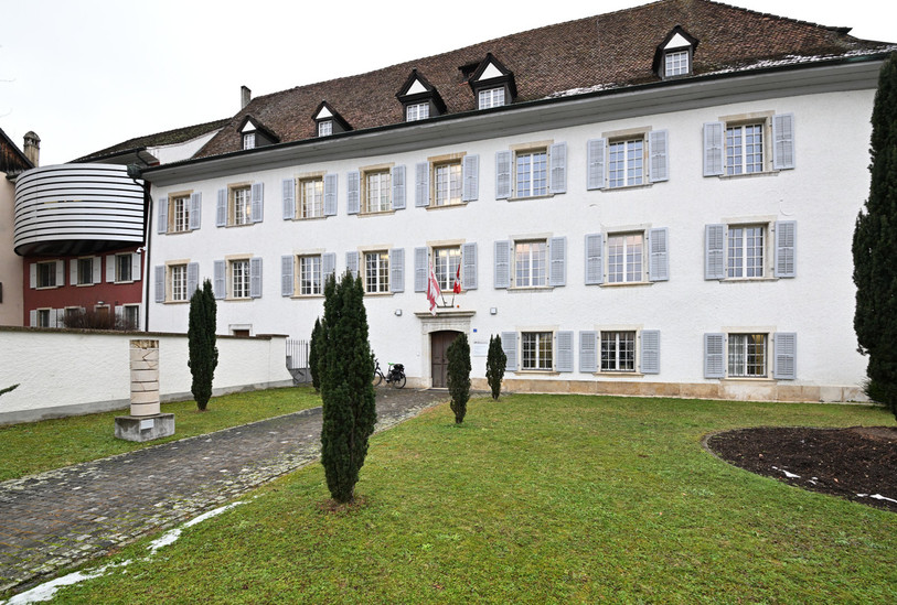 Autisme Jura appelle à la mobilisation ce mercredi matin devant l'Hôtel du Parlement. (Photo : Georges Henz).