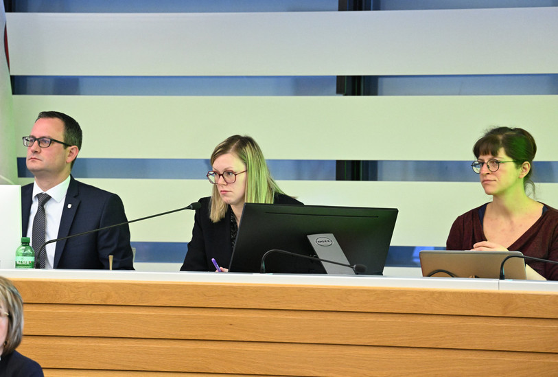 Amélie Brahier (ici au centre) est proposée pour siéger jusqu'à la fin de son mandat à la présidence du Parlement au sein du comité de patronage sur le projet de géothermie profonde. (Photo : Georges Henz/archives)