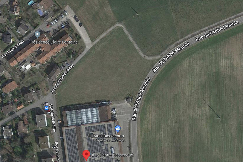 C'est sur le terrain entre le Jura Centre et la Résidence Claire-Fontaine que devrait être construit prochainement le magasin Migros. (Photo : Google Maps 2023 / Maxar Technologies).