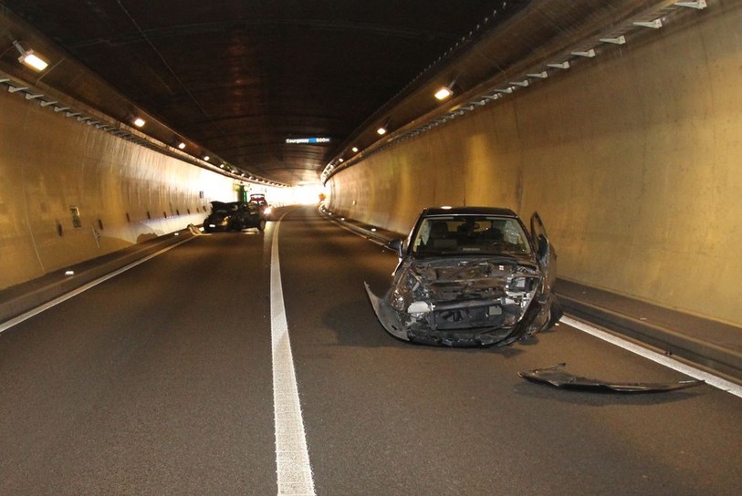Deux voitures sont entrées en collision dans le tunnel du Mont-Terri mercredi matin. (Photo : Police cantonale jurassienne)