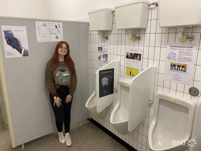 Lisa Fernandez, stagiaire en travail social à l'école secondaire de Moutier, a organisé une large campagne de prévention dans les toilettes de l'établissement.
