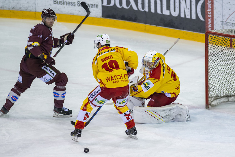 Harri Säteri (dans les buts) a simulé une faute lors de sa dernière partie contre Genève-Servette. (Photo : KEYSTONE/Martial Trezzini)