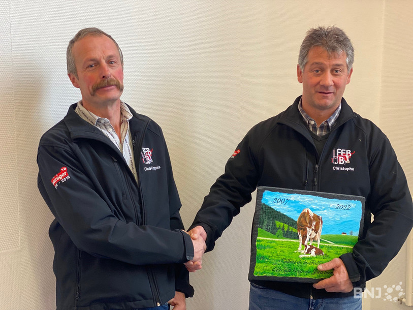 Passation de pouvoir vendredi à Corgémont. Claude-François Monnat (à gauche) succède à Christophe Kämpf à la tête de la Fédération des éleveurs bovins du Jura bernois.