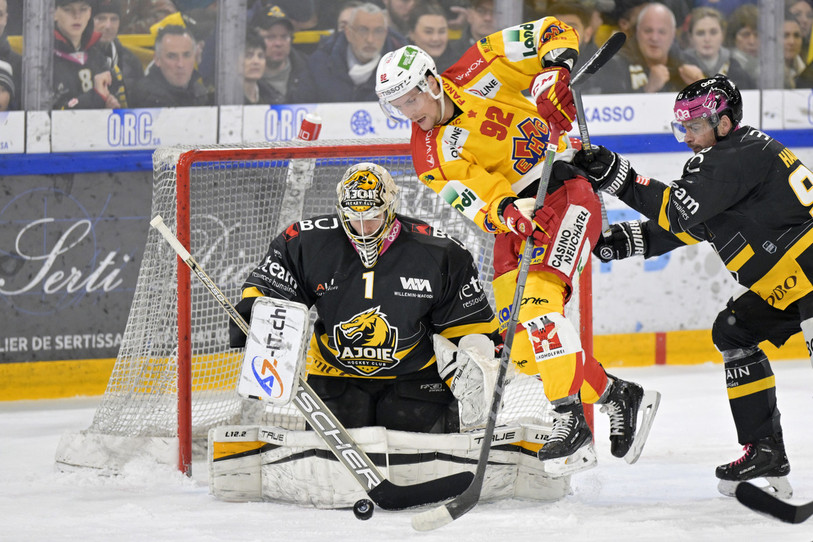 Duel de capitaines devant le but du gardien Tim Wolf. Le Biennois Gaëtan Haas fait transpirer le Jurassien Jordane Hauert. (Photo : KEYSTONE/Georgios Kefalas).
