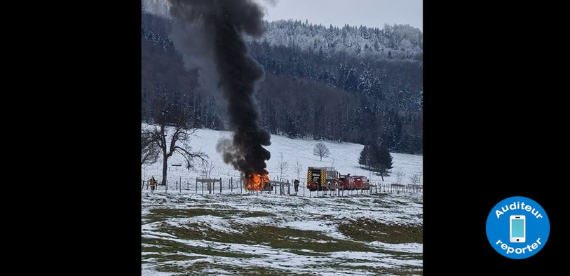 Une voiture a pris feu à la sortie de Boécourt dimanche vers midi (photo : auditeur reporter).
