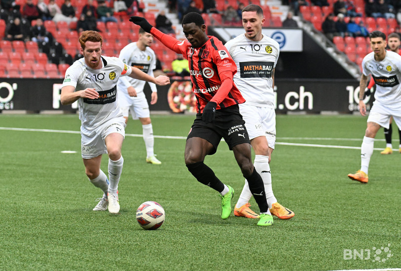 Soumaila Bakayoko à la lutte avec Müller, le Xamaxien parviendra à inscrire le 1-1 (Photo : Georges Henz)