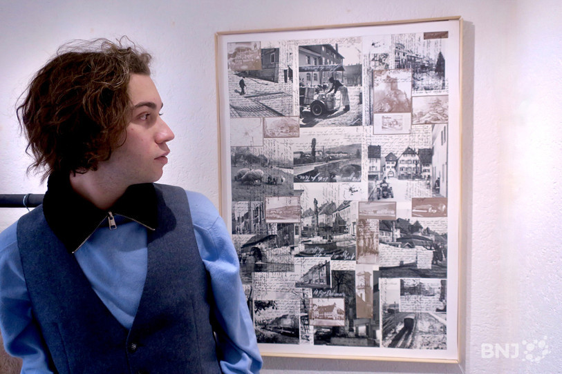 Logan Mathieu Glemares Moretti devant l'une de ses œuvres exposée à la Petite Galery à Delémont.