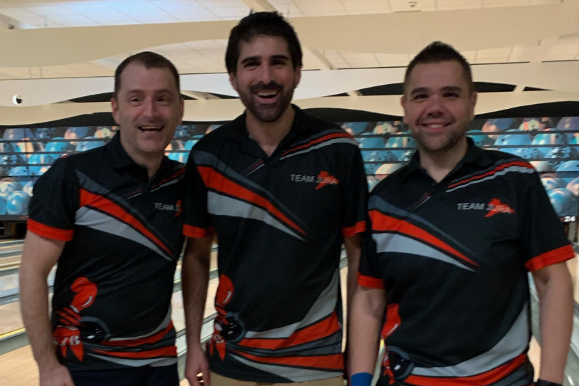 Le champion jurassien Juan Escribano (à gauche) aux côtés des autres participants Jean Schneider (au milieu) et Luigi Viesti (photo : Section jurassienne de bowling).