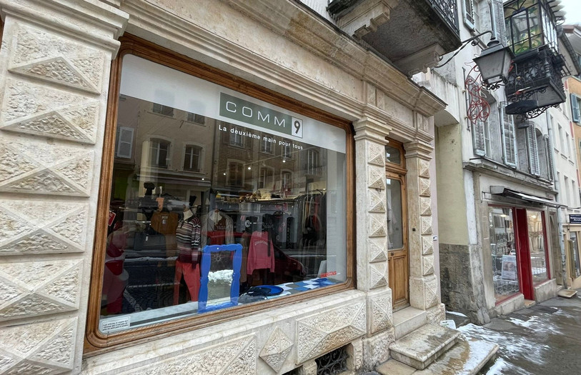 Les magasins de deuxième main de Caritas Jura changent d'identité pour « COMM9 ». (Photo : Caritas Jura).