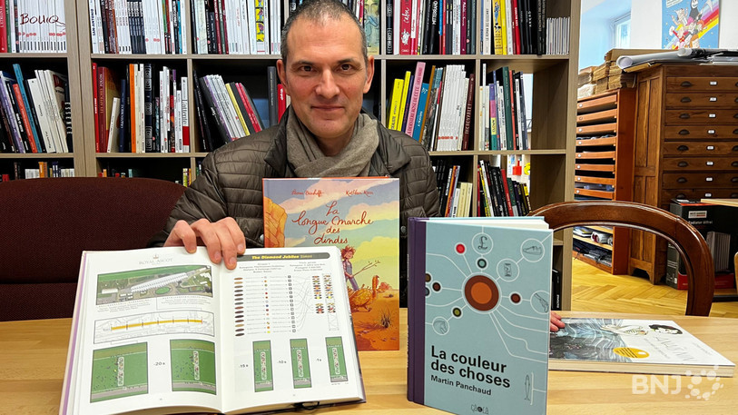 Philippe Duvanel avec les ouvrages primés à Angoulême.