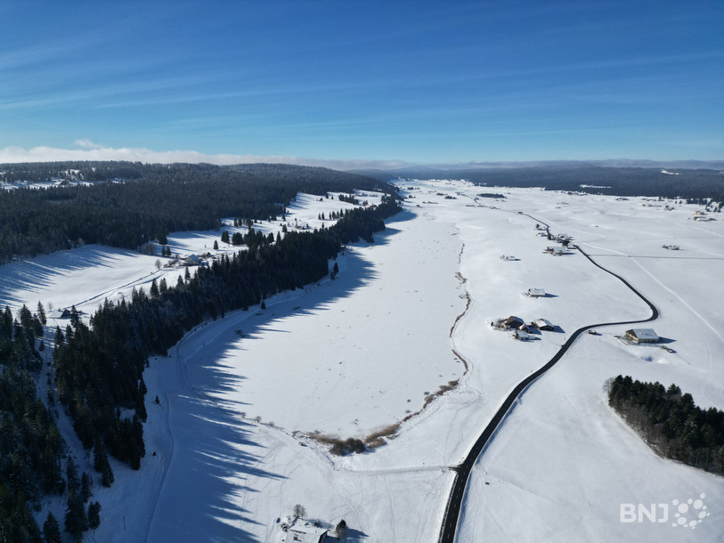 Le lac des Taillères, gelé, et sous son manteau neigeux.