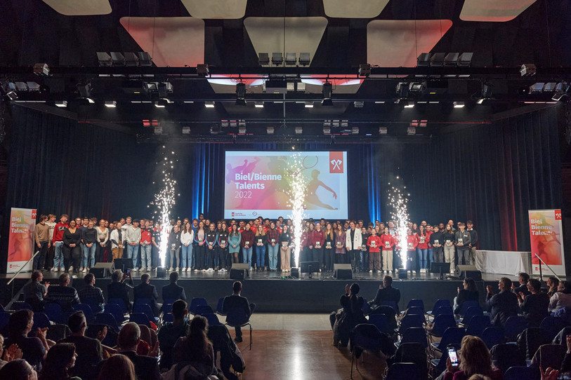 La cérémonie s’est déroulée lundi dans la salle du Palais des Congrès à Bienne. (Photo : Ville de Bienne)