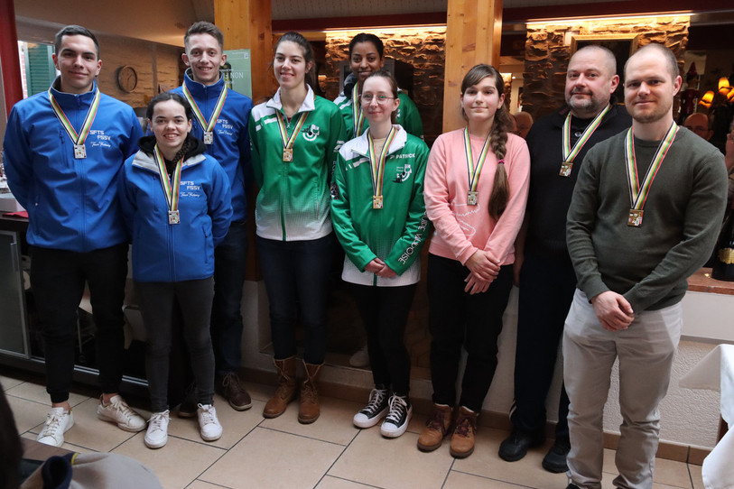 La formation neuchâteloise (à gauche) composée de Katia Chenikova, Louis Delabays et Emil Troublio a terminé 3e de ce match romand organisé à Montmollin samedi. (photo : Société de tir de Montmollin)
