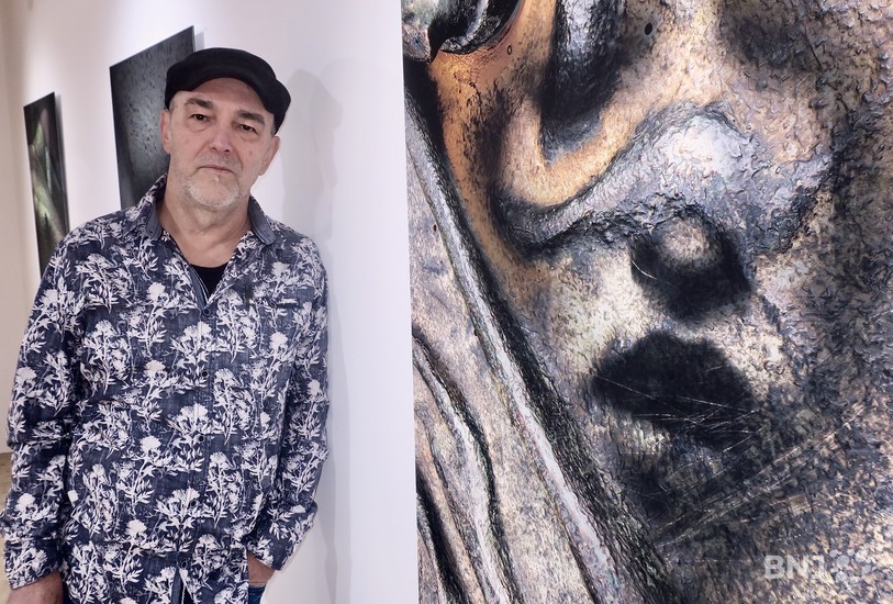 Jean-Marc Steiner devant ses oeuvres 