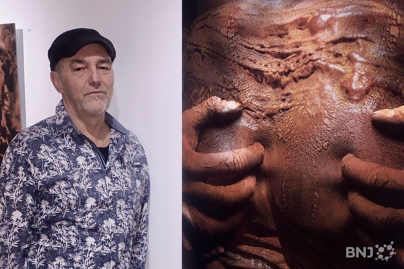 Jean-Marc Steiner devant ses oeuvres 