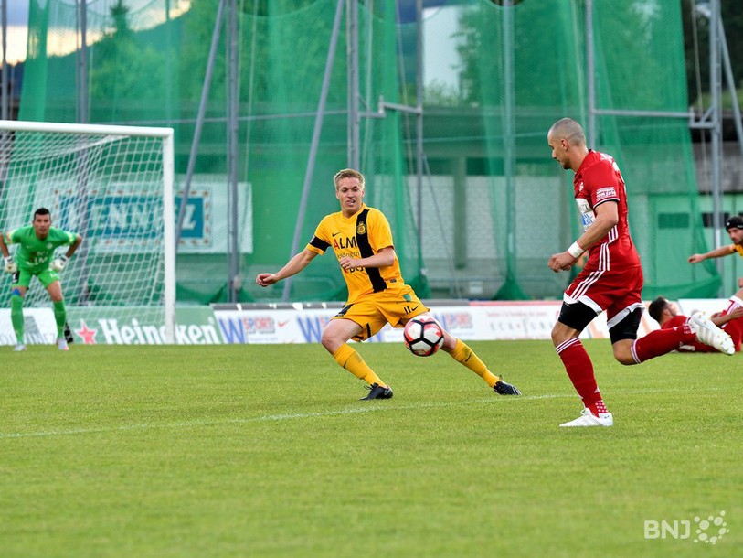 Tom Villemin lutte pour récupérer le ballon (photo : Georges Henz)