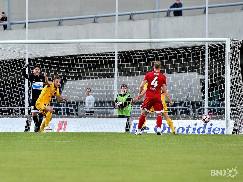 Jérémy Berberat fête l'ouverture du score d'Adrien Jeker pour les SR Delémont (photo : Georges Henz)