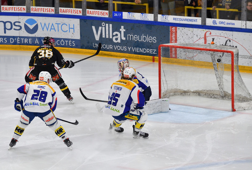 Guillaume Asselin lance parfaitement le HC Ajoie face à Kloten en ouvrant la marque dès la 3e minute de jeu (photo : Georges Henz).