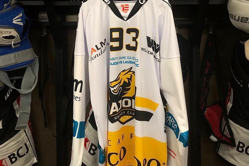 Le HC Ajoie portera ce maillot blanc ce samedi face à Lausanne (photo : HC Ajoie).