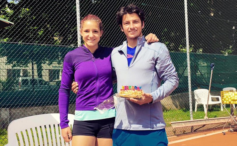 Rebeka Masarova et Yannick Thomet ont posé ensemble à quelques jours du début de Roland-Garros (photo : page Facebook du TC Old Boys Bâle)