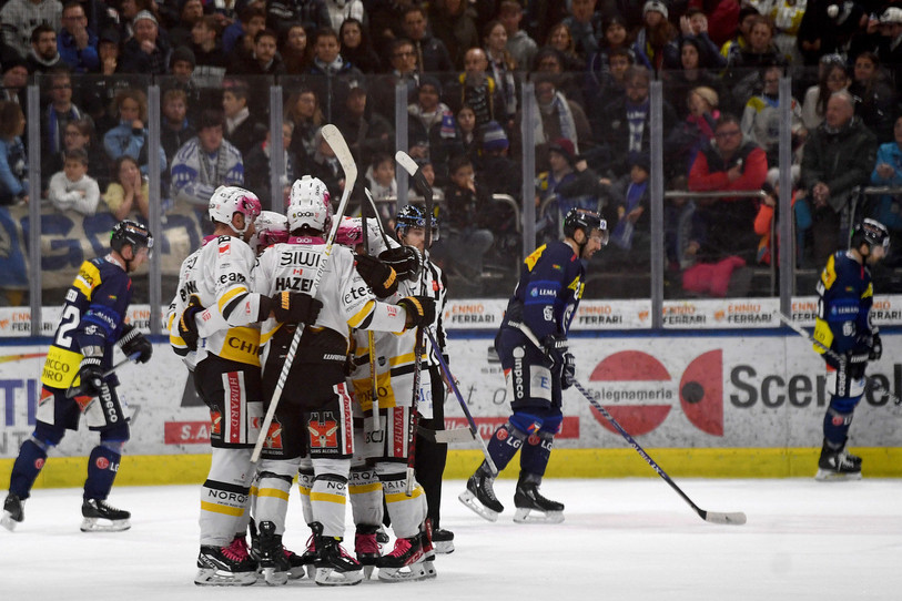 Le HC Ajoie s'offre un 2e succès de rang en l'emportant sur la glace d'Ambri (photo : KEYSTONE/Ti-Press/Samuel Golay).