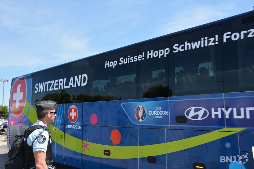 Le bus de l'équipe quittant l'aéroport.