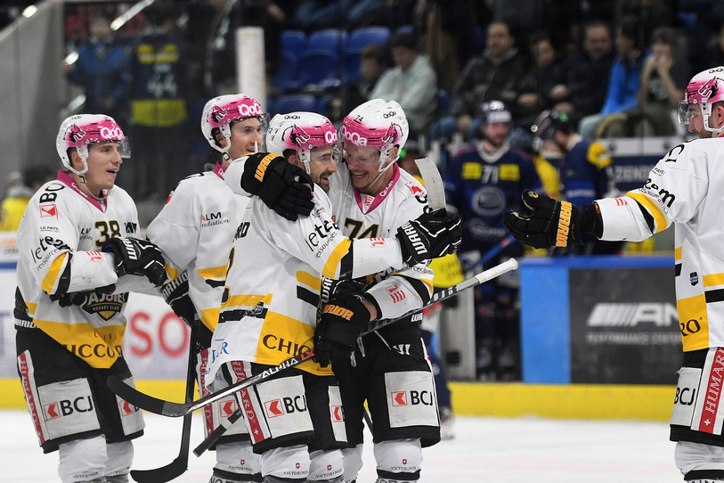 La joie de Thibault Frossard (au centre) après la victoire du HC Ajoie à Ambri (photo : KEYSTONE/Ti-Press/Samuel Golay).