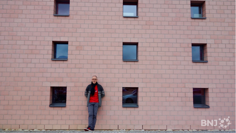 François Bertaiola devant le mur de l'Artsenal