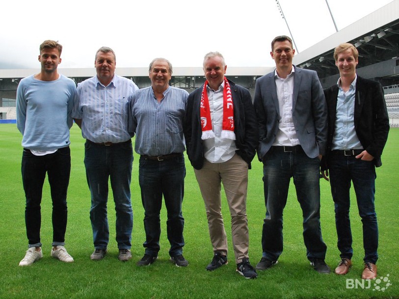 Le nouveau visage du FC Bienne est incarné par (de gauche à droite) Labinot Sheholli (entraîneur-assistant et joueur), Kurt Baumann (entraîneur), Arturo Albanese (chef sportif), Dietmar Faes (président), Stefan Kunze (administratif) et Pascal Sanktjohanser