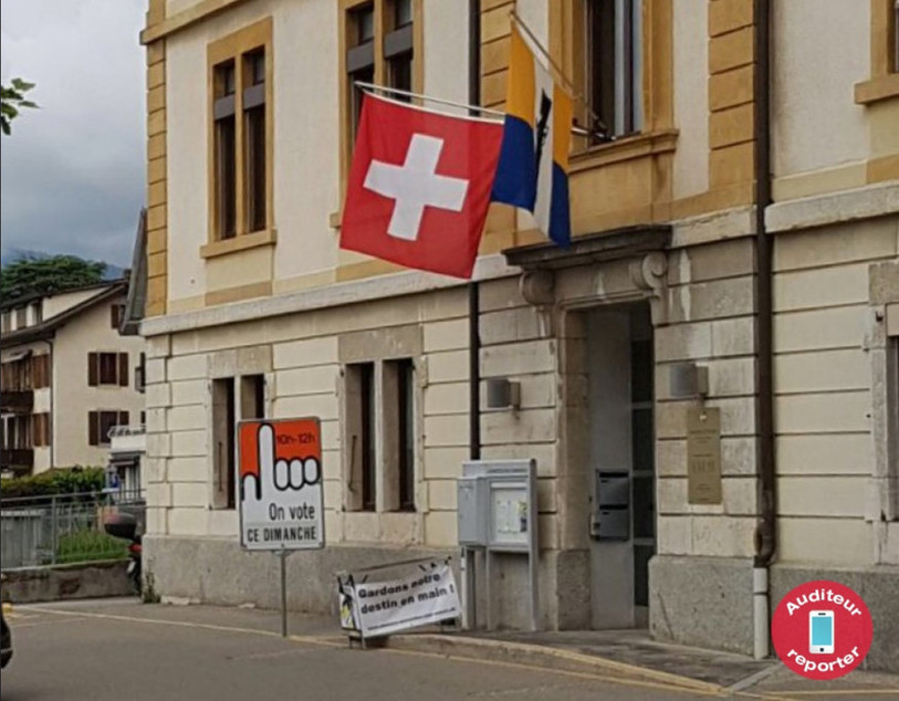 La présence d'un matériel de propagande à l'entrée du bureau de vote viole la loi neuchâteloise sur les droits politiques. 