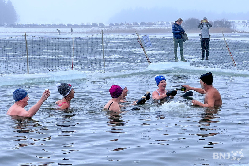 On se réchauffe comme on peut dans les eaux glacées du lac des Taillères.