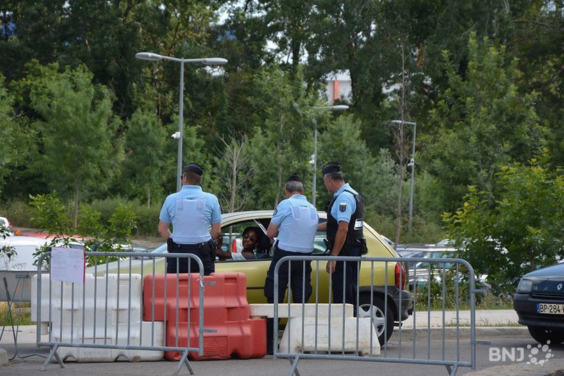 Les gendarmes contrôlent chaque véhicule à l'entrée de l'hôtel de la Nati.