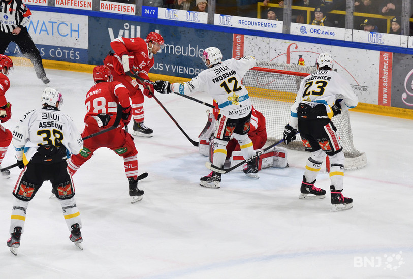 Thibault Frossard marque le but décisif pour le HCA en prolongation. Les Jurassiens ont évolué en blanc à domicile samedi soir face à Lausanne en soutien à l'AJAFEC et à la ligue jurassienne contre le cancer (photo : Georges Henz).