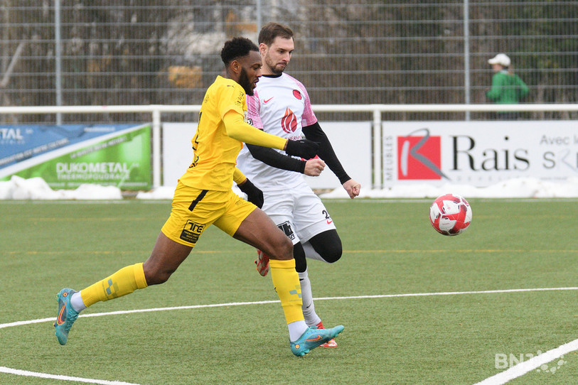 L'attaquant du FC Bassecourt Mohamed Camara, ici à la lutte avec Pascal Lachat, a inscrit un triplé ce dimanche contre Diaspora. (Photo : Georges Henz).