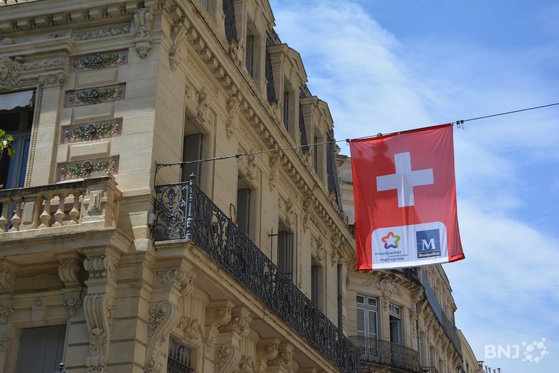 Les rues de Montpellier ont été décorées avec des drapeaux suisses.