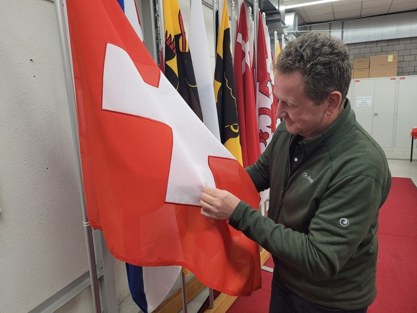 Daniel May possède, dans son atelier, environ 2'500 drapeaux.