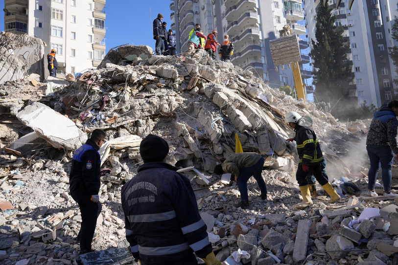 Les secours sont mobilisés autour de tonnes de décombres (photo : AP/Hussein Malla).
