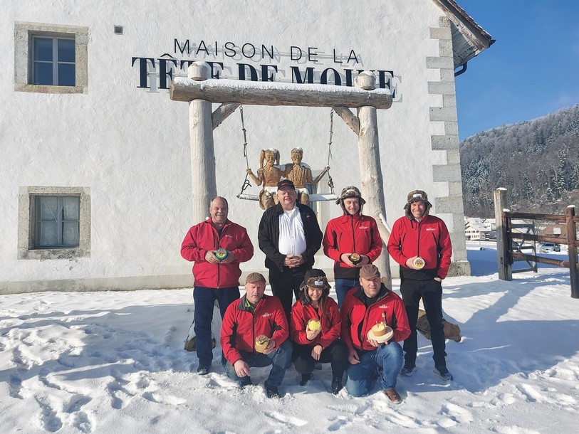 Le comité de la Fête de la Tête de Moine et Eddy Baillifard de Raclette du Valais AOP ont pris la pose devant la balançoire érigée devant la maison.