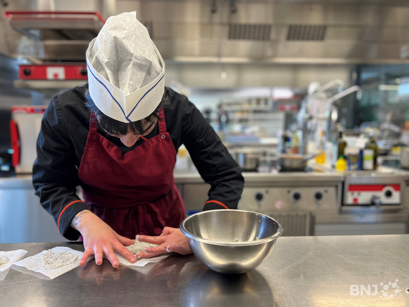 Julie, apprentie cuisinière en 2e année, en pleine concentration.