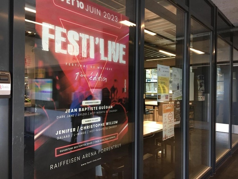 Les affiches du festival, ici à la patinoire à Porrentruy, mentionne encore Jenifer dans la programmation.
